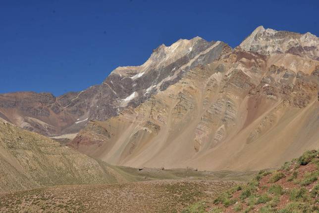 O belo cenário do Parque Provincial do Aconcágua, perto do acampamento Confluencia, região de Mendoza, no oeste da Argentina